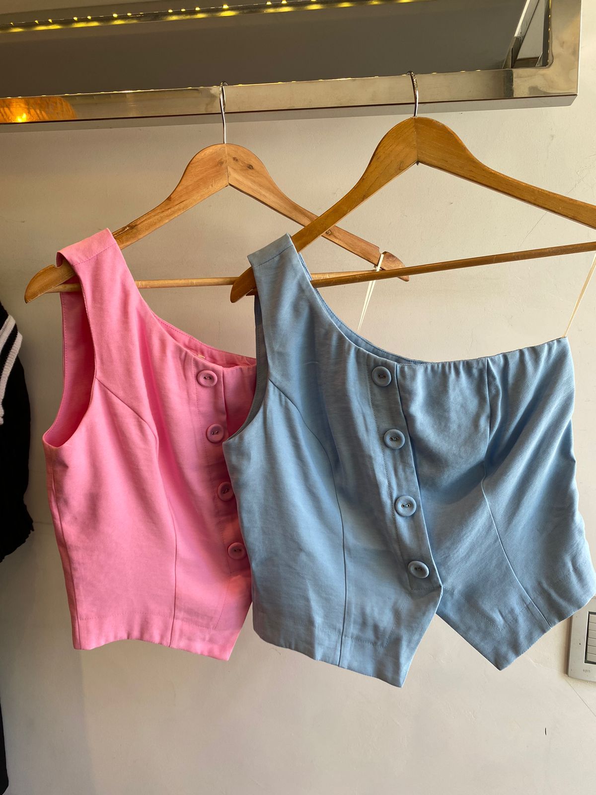 BLUSA UM OMBRO DET BOTOES